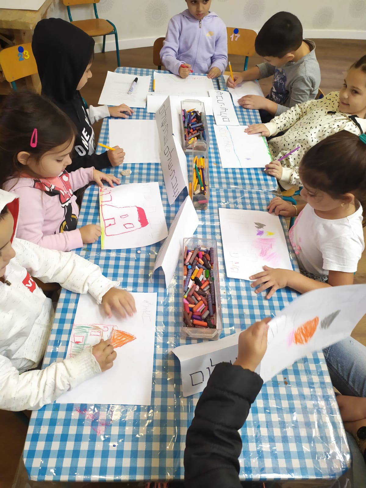 ילדי גן עינב ב' מציירים לקשישים | צילום: פרלה בוזגלו