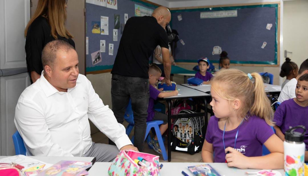 ראש העיר, תומר גלאם, בביקור במוסדות חינוך | צילום: סיון מטודי