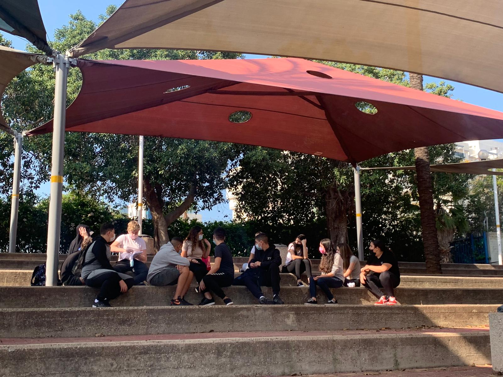 יצאו מהזום | תלמידי בית הספר רונסון לומדים בחוץ