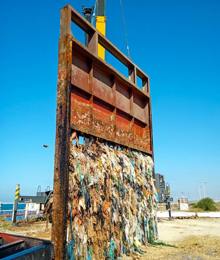 הפסולת שנמצאה בתחנת הכוח באשקלון | צילום: משה מישוד