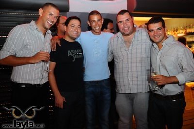 חנן טל יחד עם שותפיו בפאב ה"חופמן" | צילום: מתוך אתר "לילה"