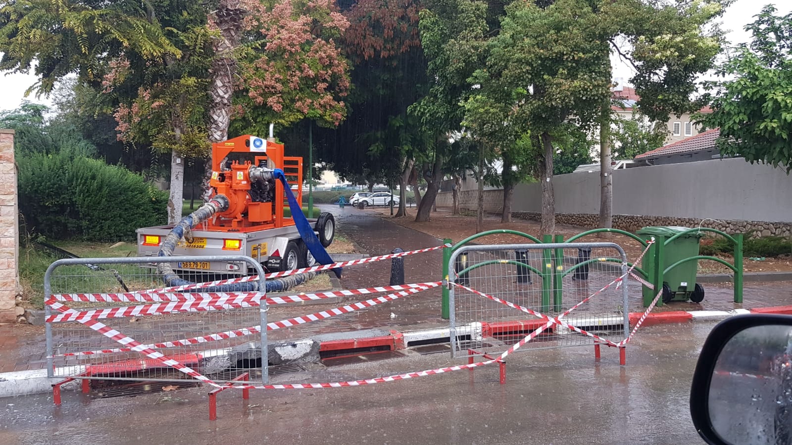 ניסיונות למנוע הצפות ברחוב הנמר | צילום: מייק אטדגי