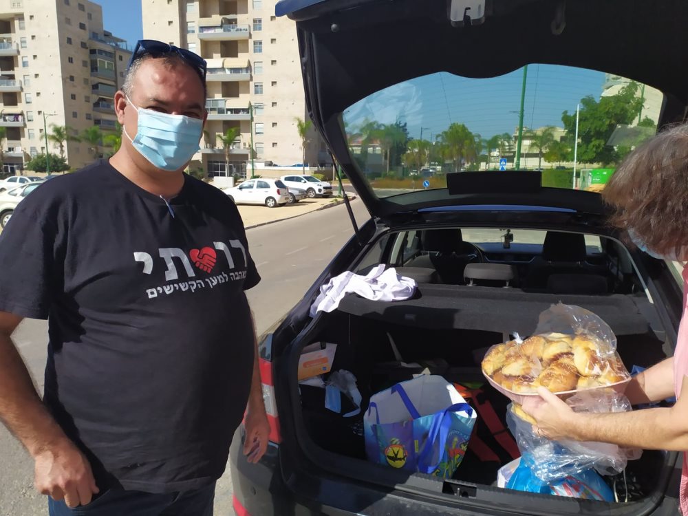 מתנדבים למען הקשישים באשקלון | צילום: רותי דהן