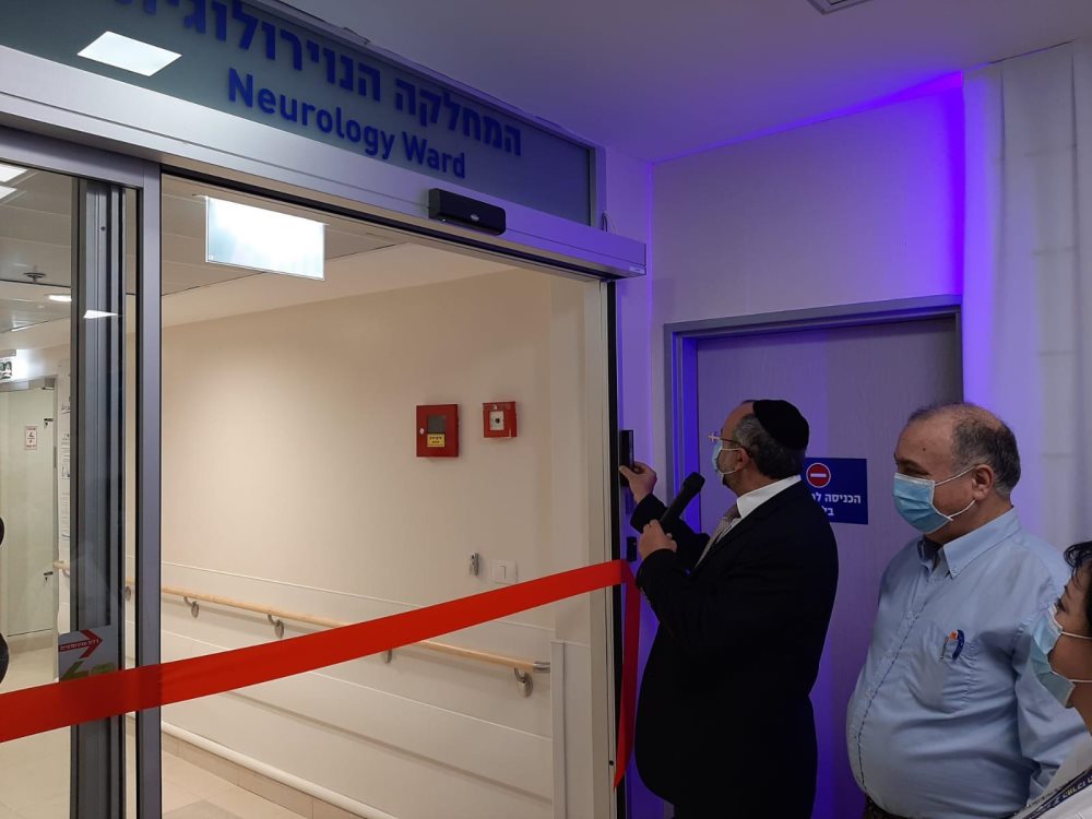 קביעת מזוזה | צילום: דוד אביעוז, צילום רפואי, דוברות ברזילי