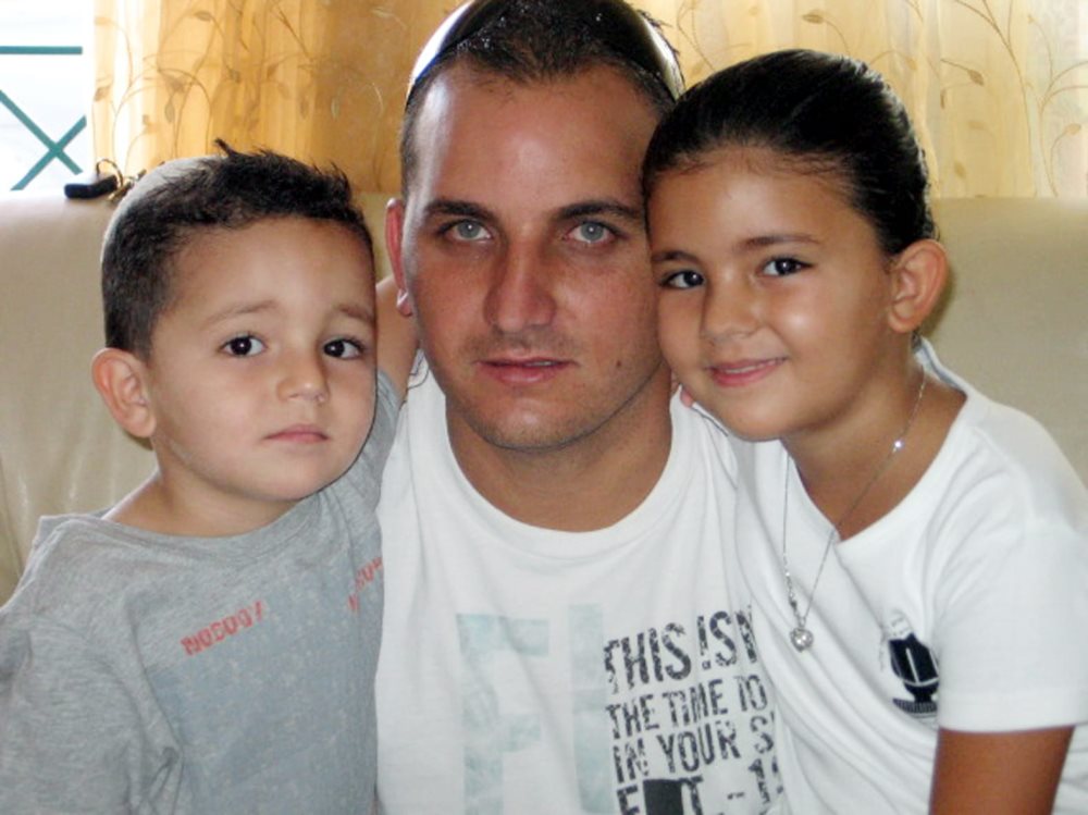 קורל ואחיה ליאם יחד עם אביהם רונן ז"ל | צילום: פרטי