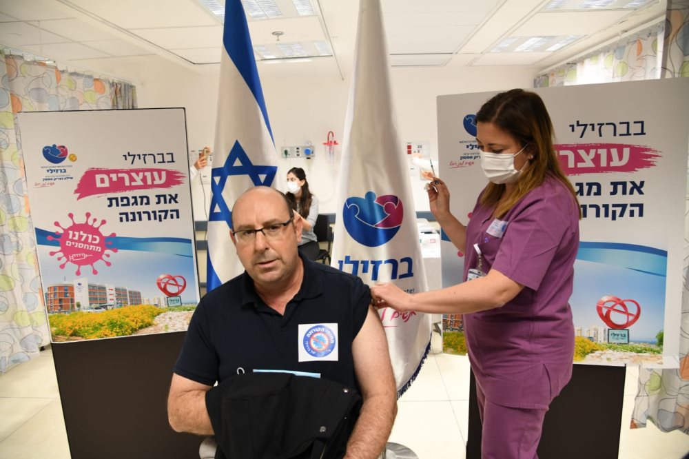 פרופ' יניב שרר מתחסן | צילום: דוברות ביה"ח ברזילי