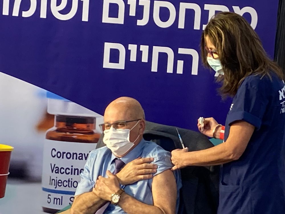 פרופ' חזי לוי מתחסן | צילום: דוברות משרד הבריאות