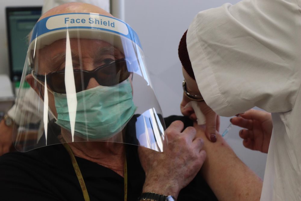 מתחסנים באשקלון | צילום: דוברות 'כללית' מתחסנים באשקלון | צילום: דוברות 'כללית'