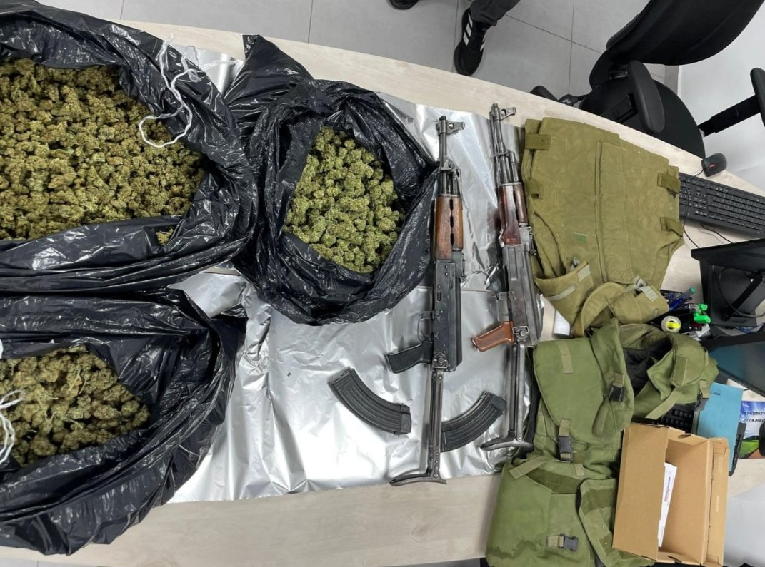 הנשקים והסמים שנמצאו | צילום: דוברות המשטרה