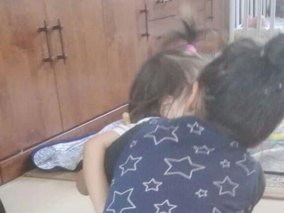 הילדים ממתינים למשפחה חמה הילדים ממתינים למשפחה חמה