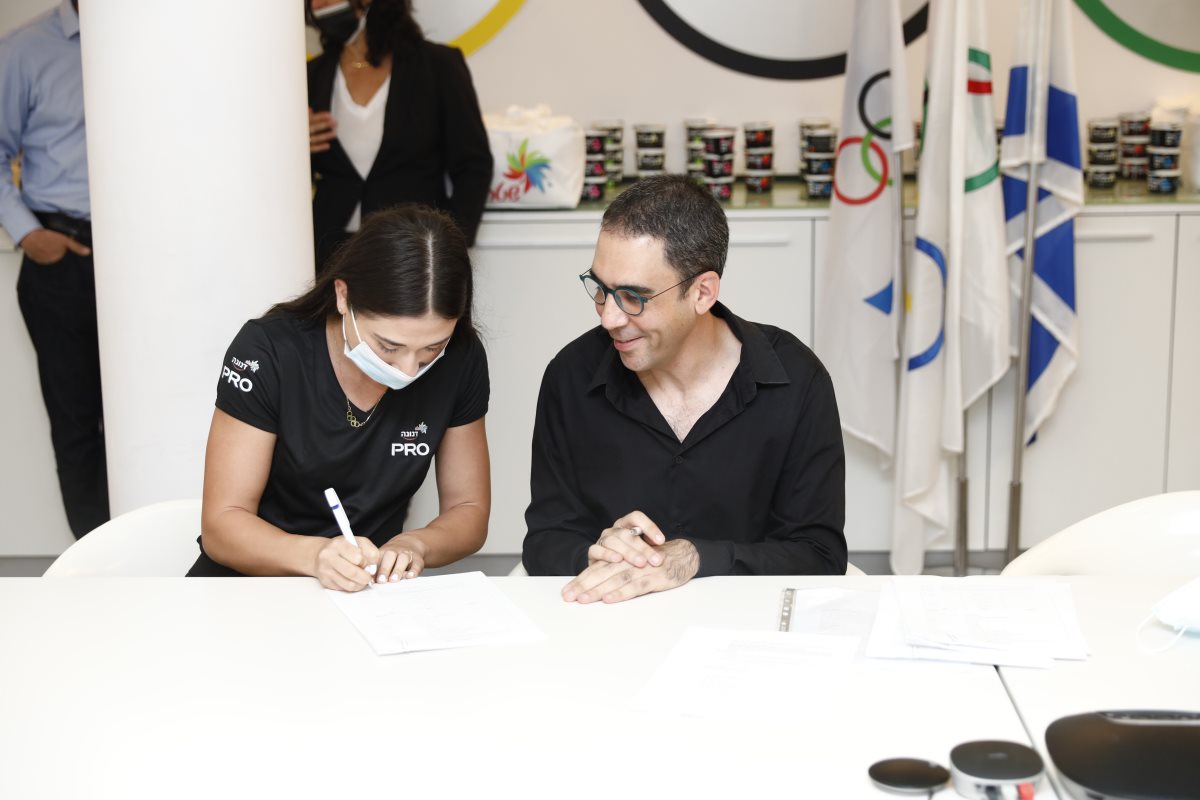 דיאנה ויסמן במעמד החתימה | צילום: אלירן אביטל