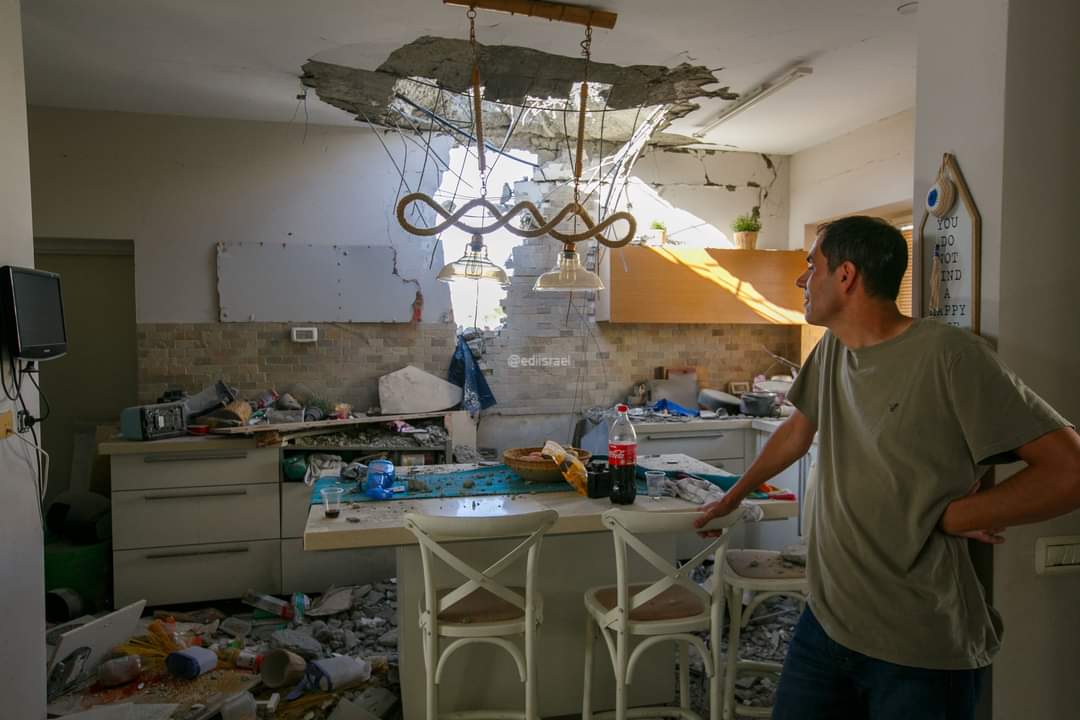 עו"ד עדי וייזל בביתו שנפגע | צילום: אדי ישראל, חשיפה בית הספר לצילום