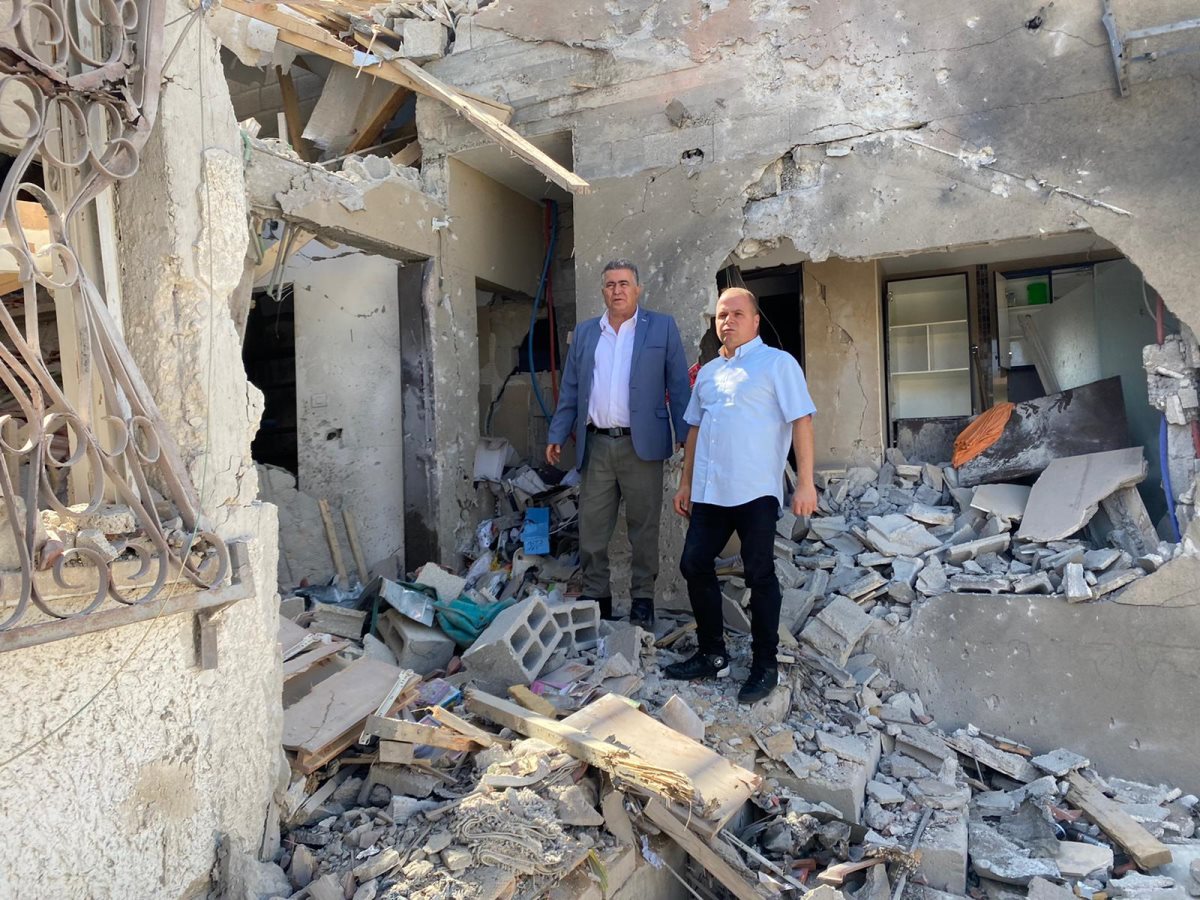 עמיר פרץ ותומר גלאם בבית בו נפלה רקטה באשקלון | צילום: דוברות עיריית אשקלון עמיר פרץ ותומר גלאם בבית בו נפלה רקטה באשקלון | צילום: דוברות עיריית אשקלון