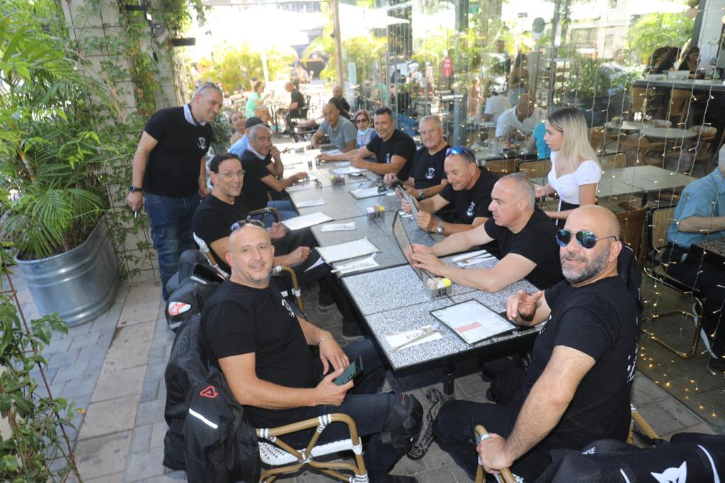 רוכבים ומחזקים 