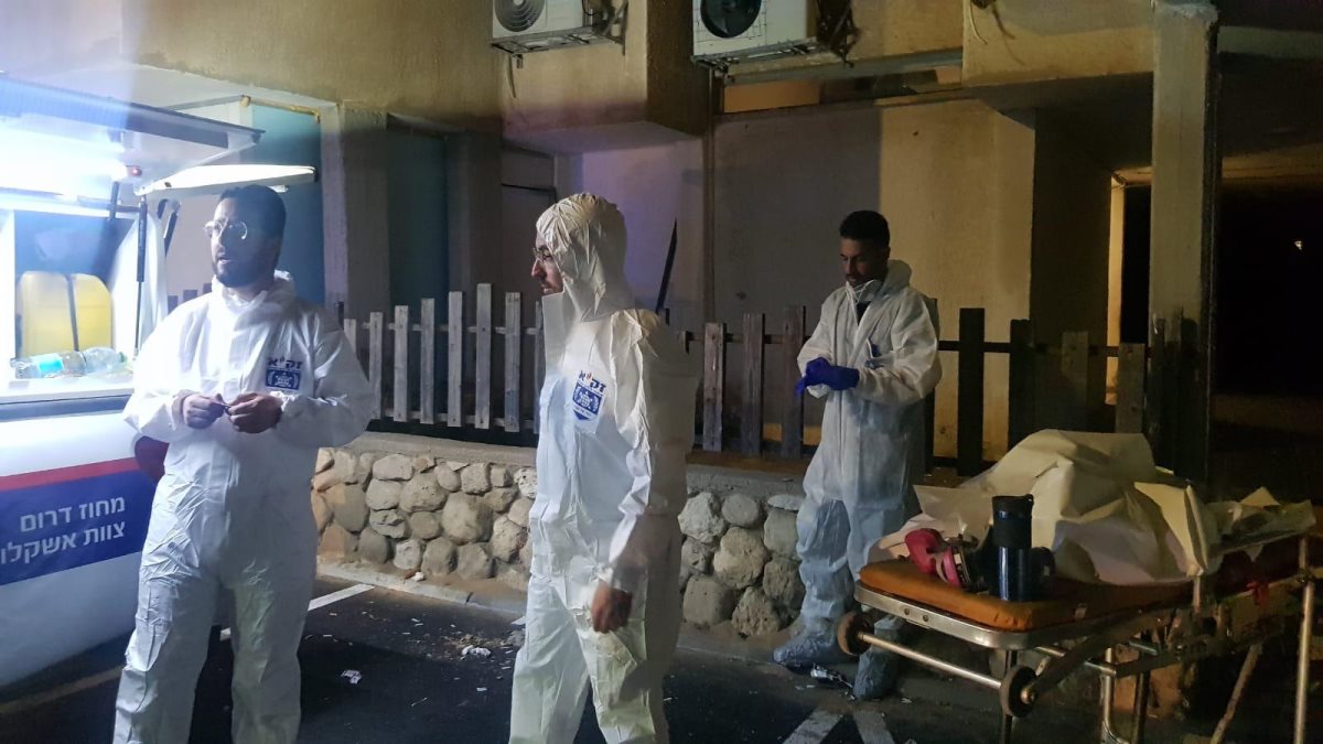 צוותי זק"א בדירה באשקלון | צילום: דוברות זק"א צוותי זק"א בדירה באשקלון | צילום: דוברות זק"א