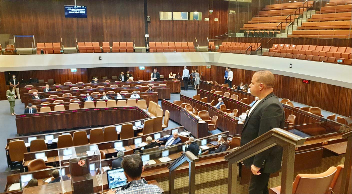 גלאם עוקב אחר ההצבעה בכנסת. צילום: דוברות העירייה גלאם עוקב אחר ההצבעה בכנסת. צילום: דוברות העירייה