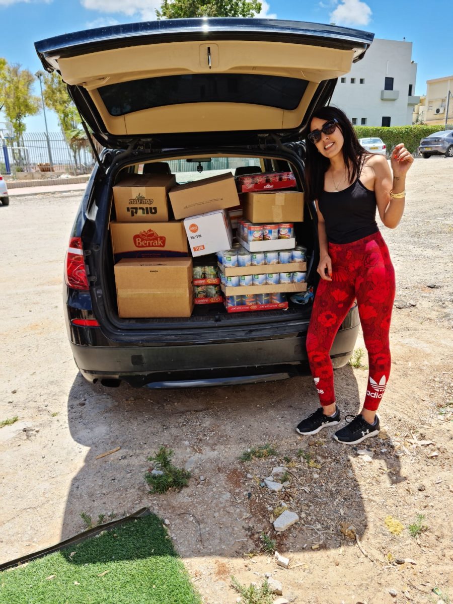 יסמין עם חלק מהמוצרים המיועדים לחלוקה. צילום פרטי