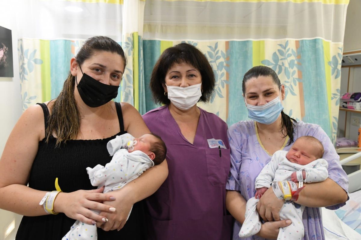 הסבתא זויה, הבת והכלה עם התינוקות הטריים | צילום: דוד אביעוז, צילום רפואי ברזילי הסבתא זויה, הבת והכלה עם התינוקות הטריים | צילום: דוד אביעוז, צילום רפואי ברזילי