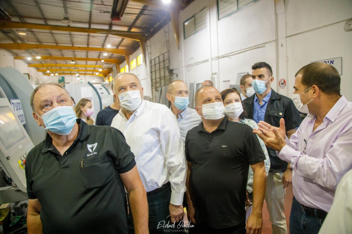 מתוך הסיור במפעל 'רב בריח' | צילום: אלדד עובדיה מתוך הסיור במפעל 'רב בריח' | צילום: אלדד עובדיה