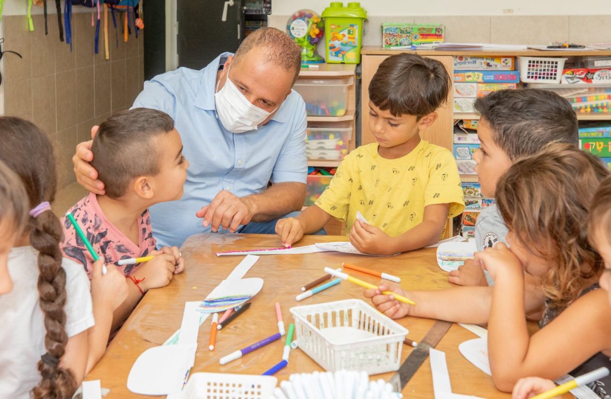 תומר גלאם בגני הילדים | צילום: דוברות העירייה