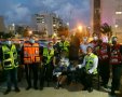 חילוץ הפעוטות מהרכב הנעול | צילום: ישראל הוצלר, דוברות "ידידים" 