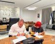 שרה זכריה ותומר גלאם חותמים על ההסכם|צילום: פרטי